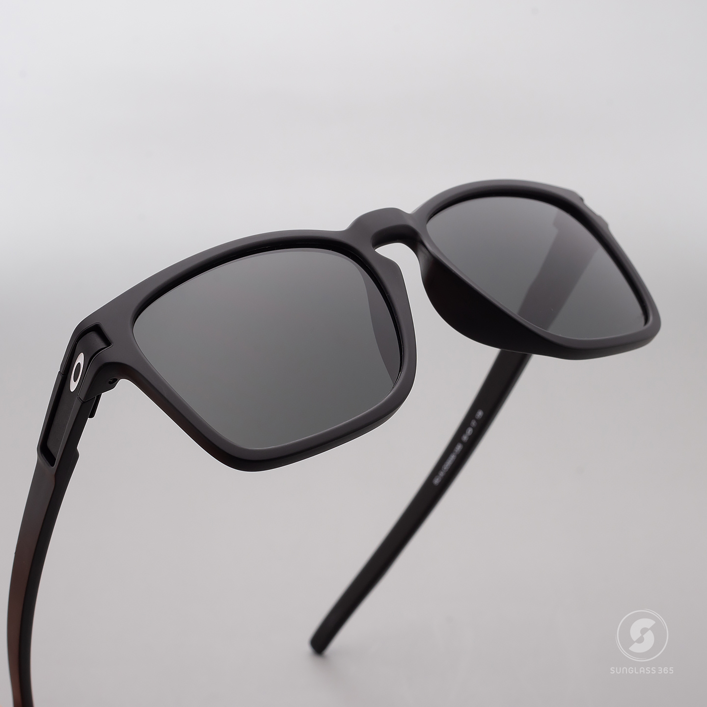 Oakley OO9358-13 MATTE BLACK Prizm Grey