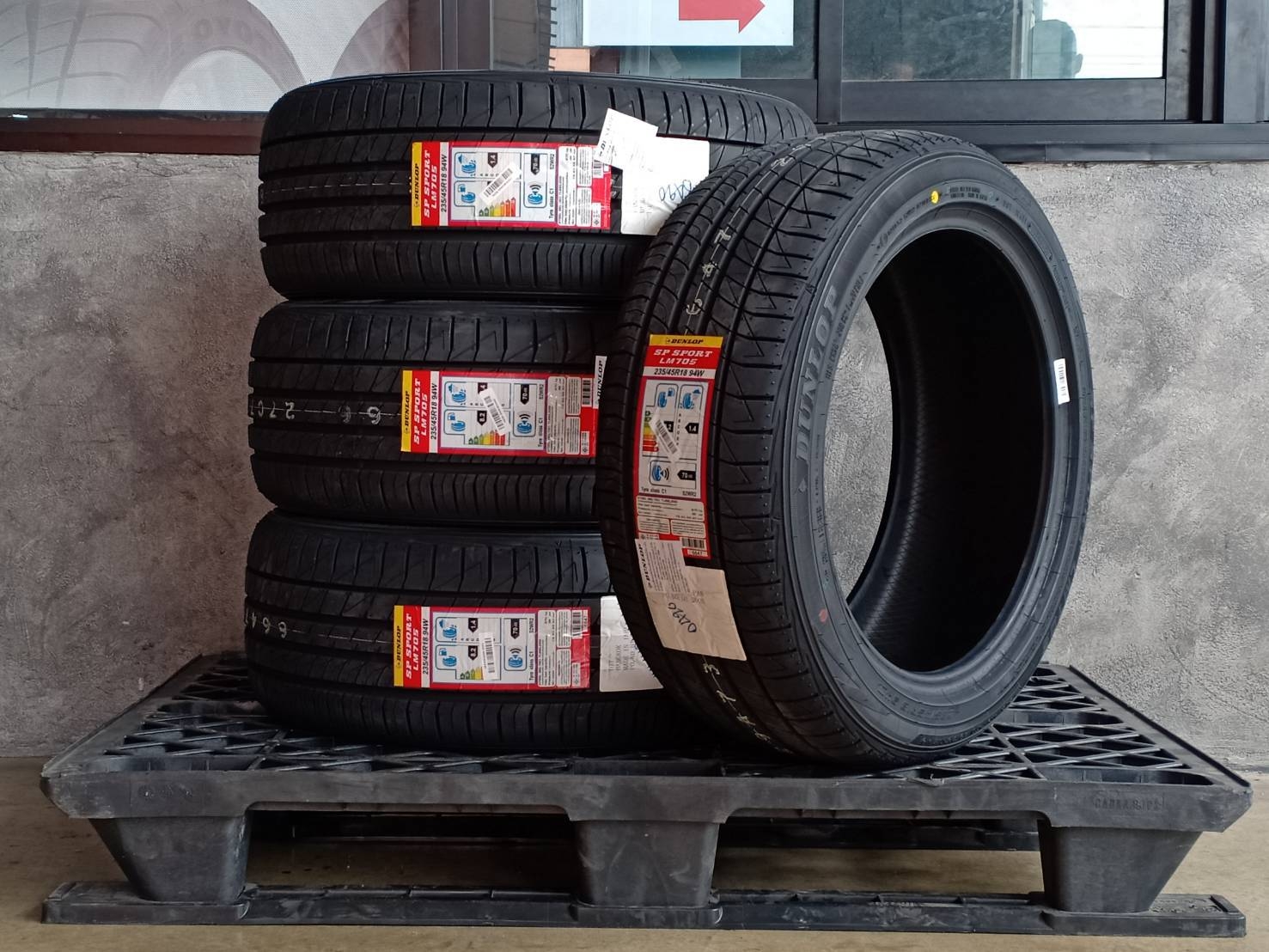 DUNLOP 235/45R18 SP SPORT LM705 94W MADE IN JAPAN