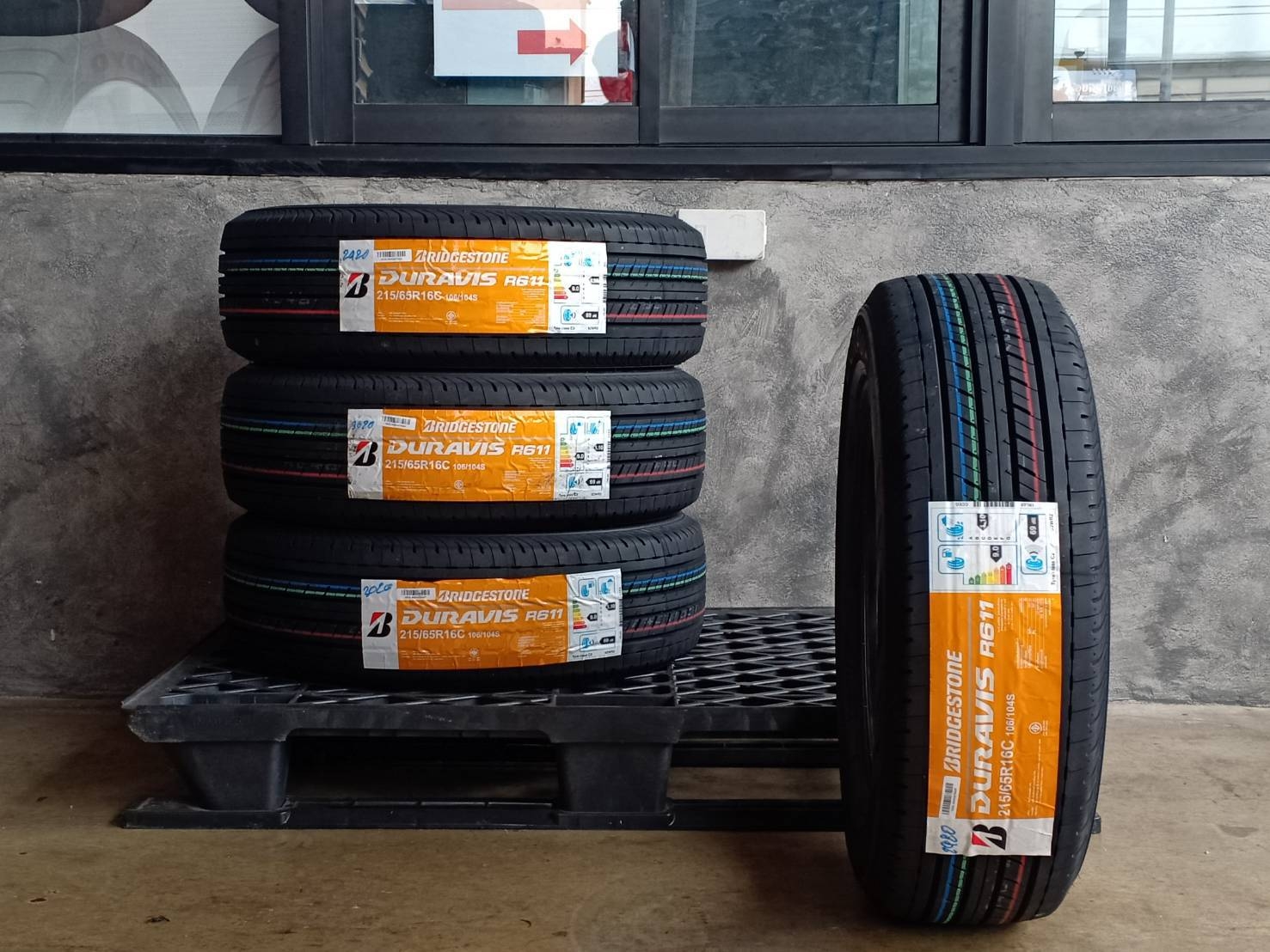 BRIDGESTONE 215/65R16 DURAVIS R611 106/104S MADE IN THAILAND