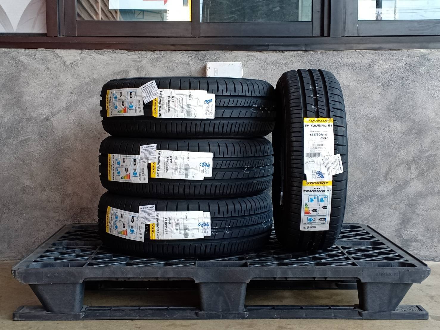 DUNLOP 185/60R15 SP TOURING R1ต้องการส่วนลดราคาพิเศษ กรุณาสอบถาม