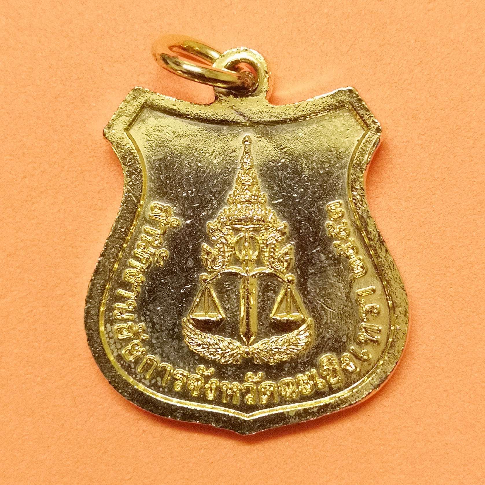 เหรียญ หลวงพ่อโสธร รุ่นสร้าง สำนักงานอัยการ จังหวัดฉะเชิงเทรา พศ 2553 เนื้อกะไหล่ทองลงยาสีน้ำเงิน สูง 2.2 เซน