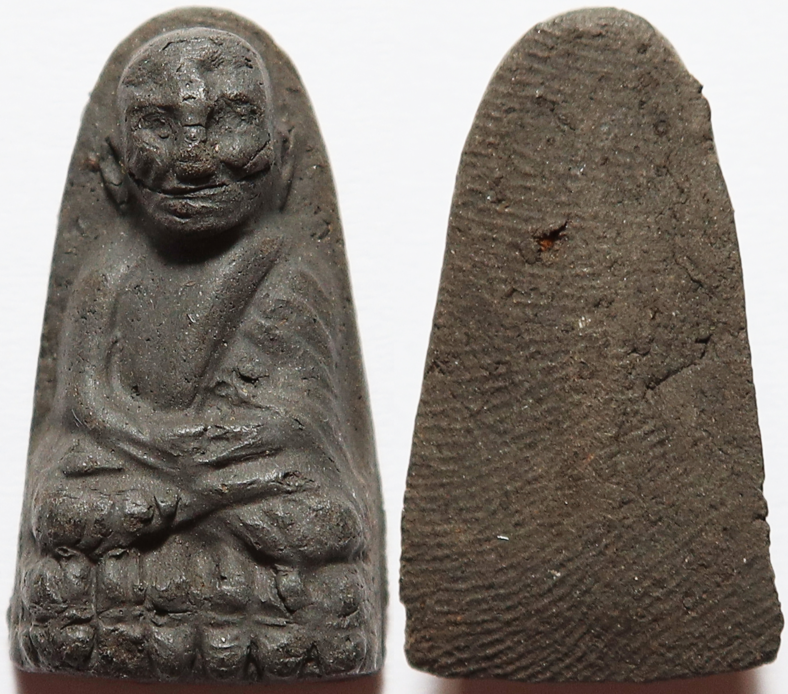 925 หลวงปู่ทวด วัดช้างให้ จังหวัดปัตตานี เนื้อผงว่าน พิมพ์พระรอด บูชาพร้อมกล่องเดิม จากวัด