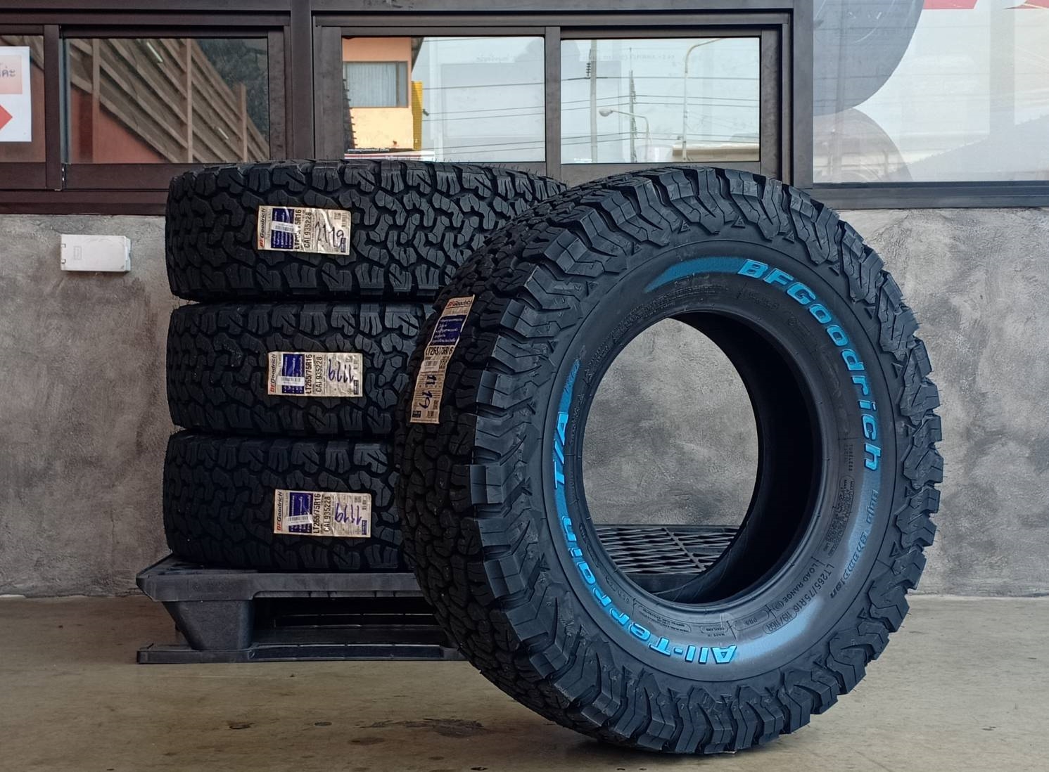 BF-GOODRICH 265/75R16 ALL TERRAIN T/A KO2 119/116R 8PR (ตัวหนังสือขาว) MADE IN THAILAND