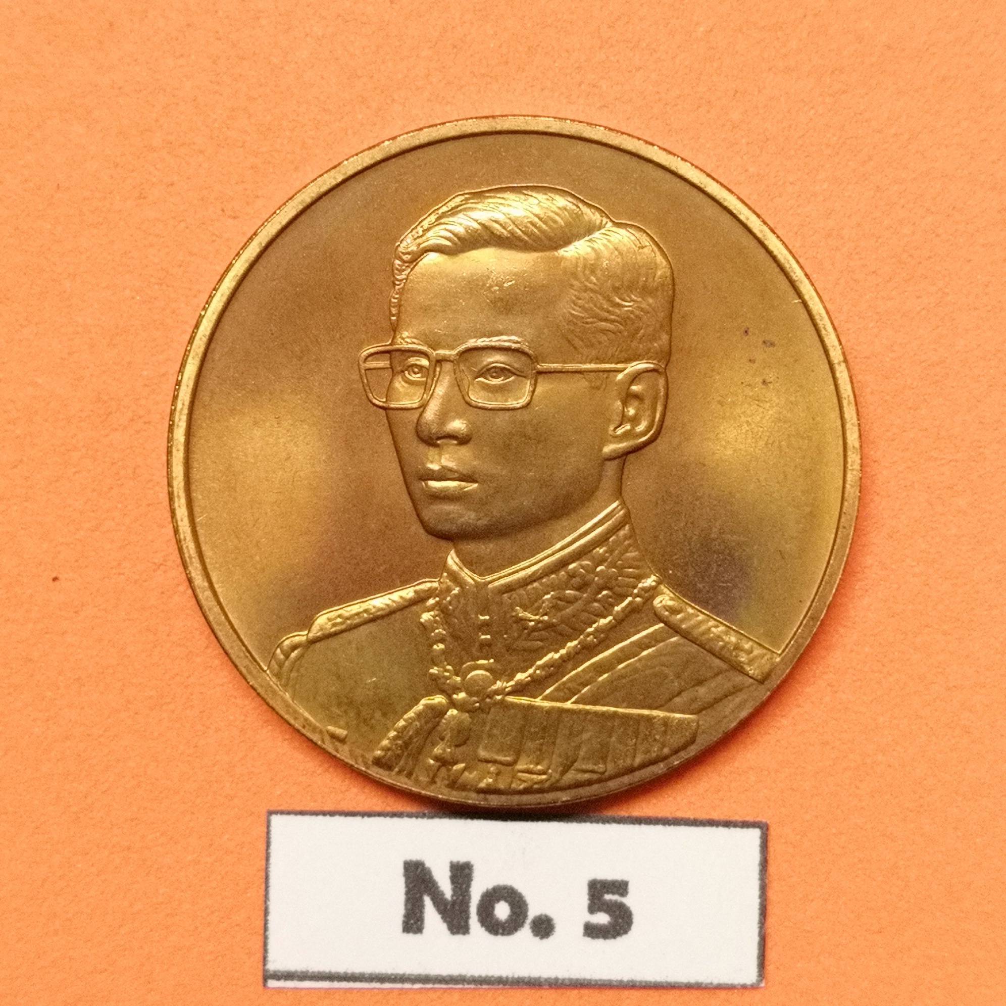 เหรียญ รัชกาลที่ 9 ที่ระลึกเฉลิมพระเกียรติ 72 พรรษา ปี 2542 จัดสร้างโดยสมาคมตงฮั้วฮ่วยก้วง สุพรรณบุรี เนื้อทองแดง ขนาด 2.6 เซน บล็อคกษาปณ์