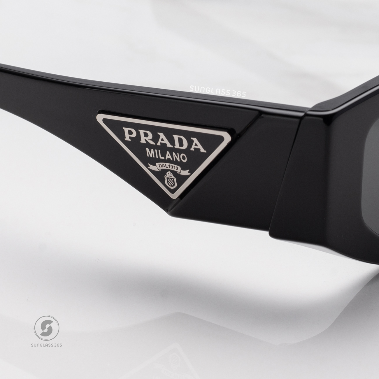 แว่นกันแดด PRADA PR09ZSF 1AB5S0