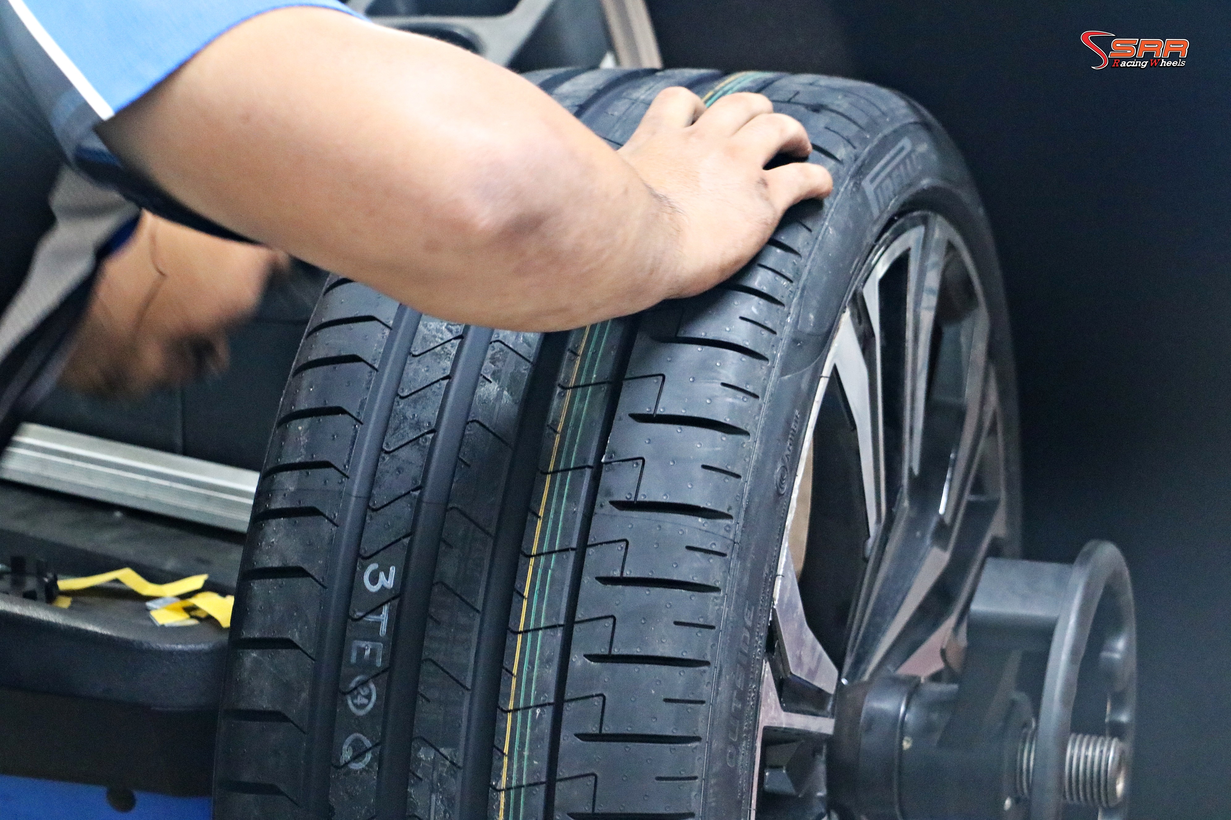 Pirelli Pzero Pz4 Seal inside ยางขอบ23 ตรงรุ่น BMW X7