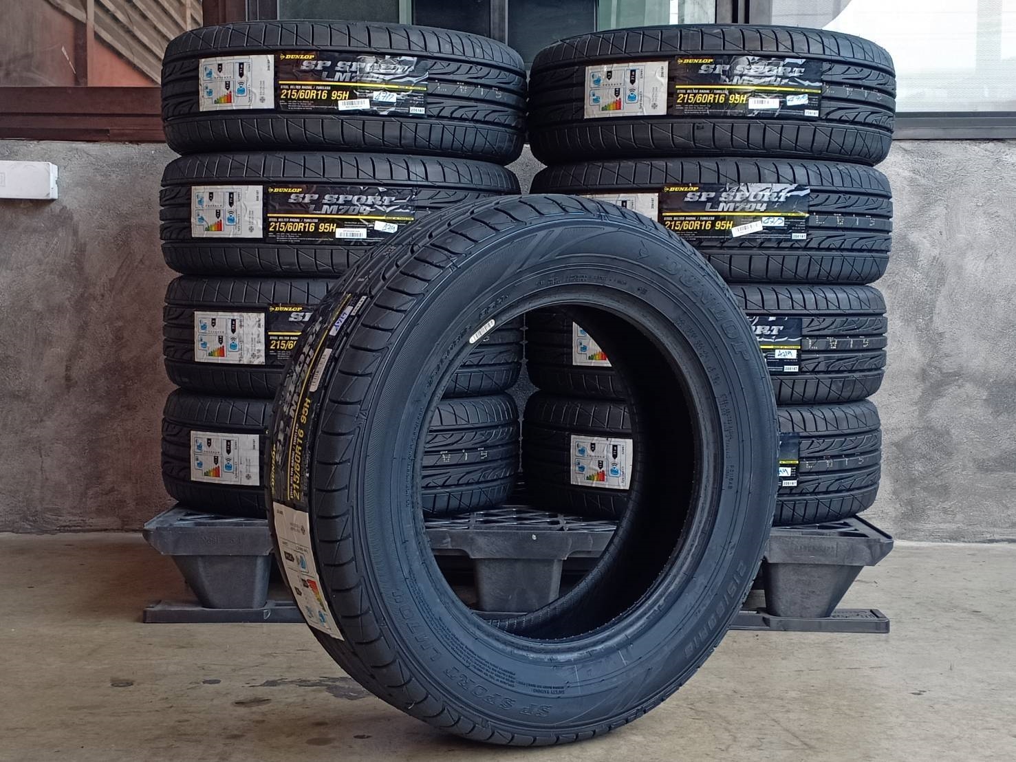 DUNLOP 215/60R16 SP SPORT LM704 95H MADE IN THAILAND