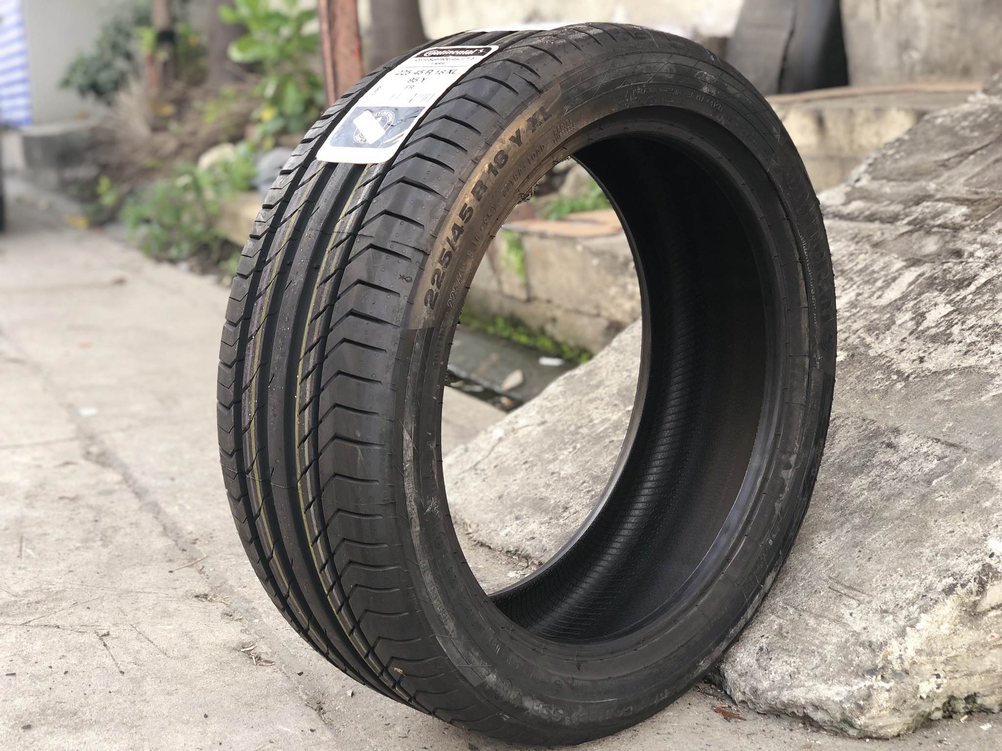CONTINENTAL CONTACT5 (RUNFLAT) 225-45-18 เส้น 5000 บาท ซื้อ2 แถม2