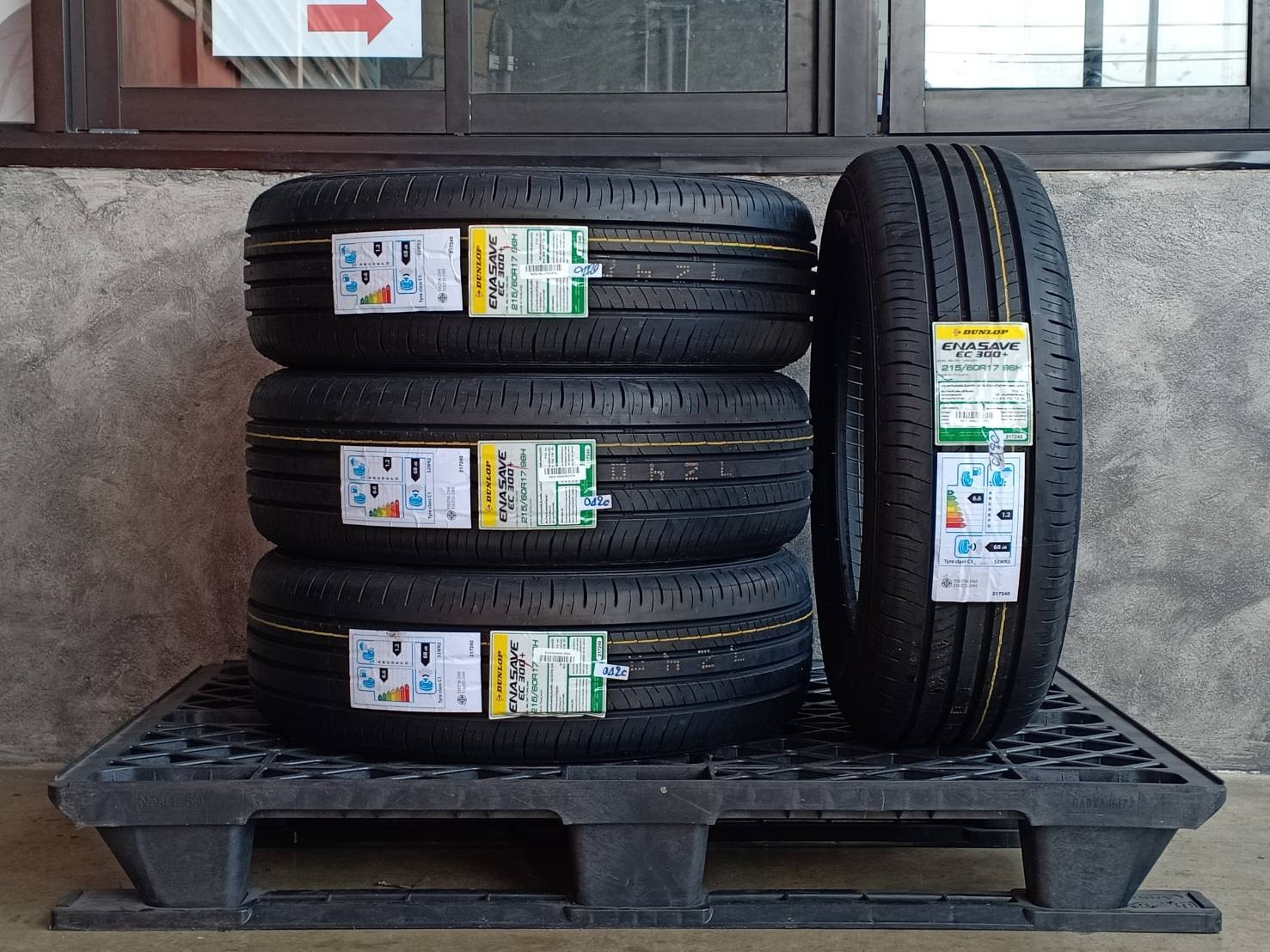 DUNLOP 215/60R17 ENASAVE EC 300+ 96H MADE IN THAILAND