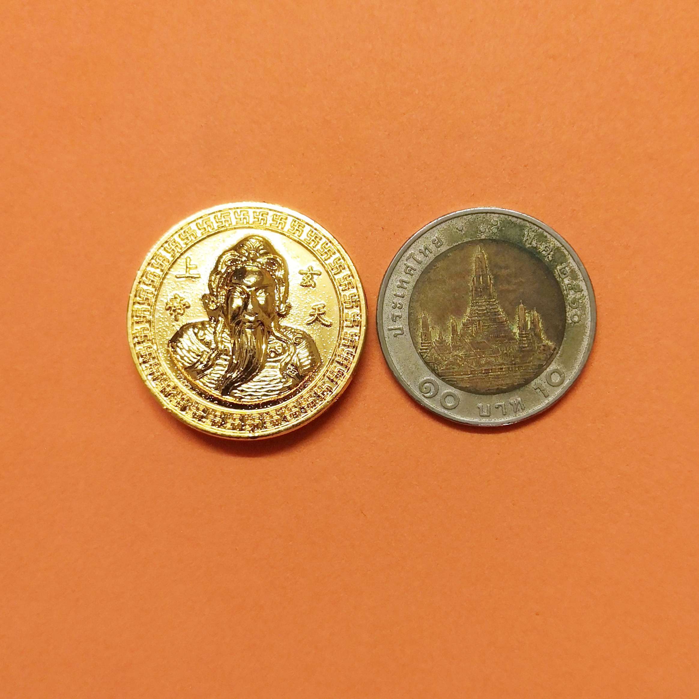 เหรียญ ตั่วเหล่าเอี้ย ศาลเจ้าพ่อเสือ เสาชิงช้า กรุงเทพ ปี 2545 เนื้อกะไหล่ทอง ขนาด 2.8 เซน