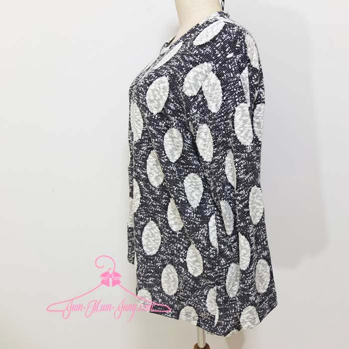 *อกฟรีไซส์52-54นิ้ว*เสื้อสเวตเตอร์คนอ้วนผ้าไหมพรมสีดำลายจุดสีขาว สวยน่ารักมากๆค่ะ