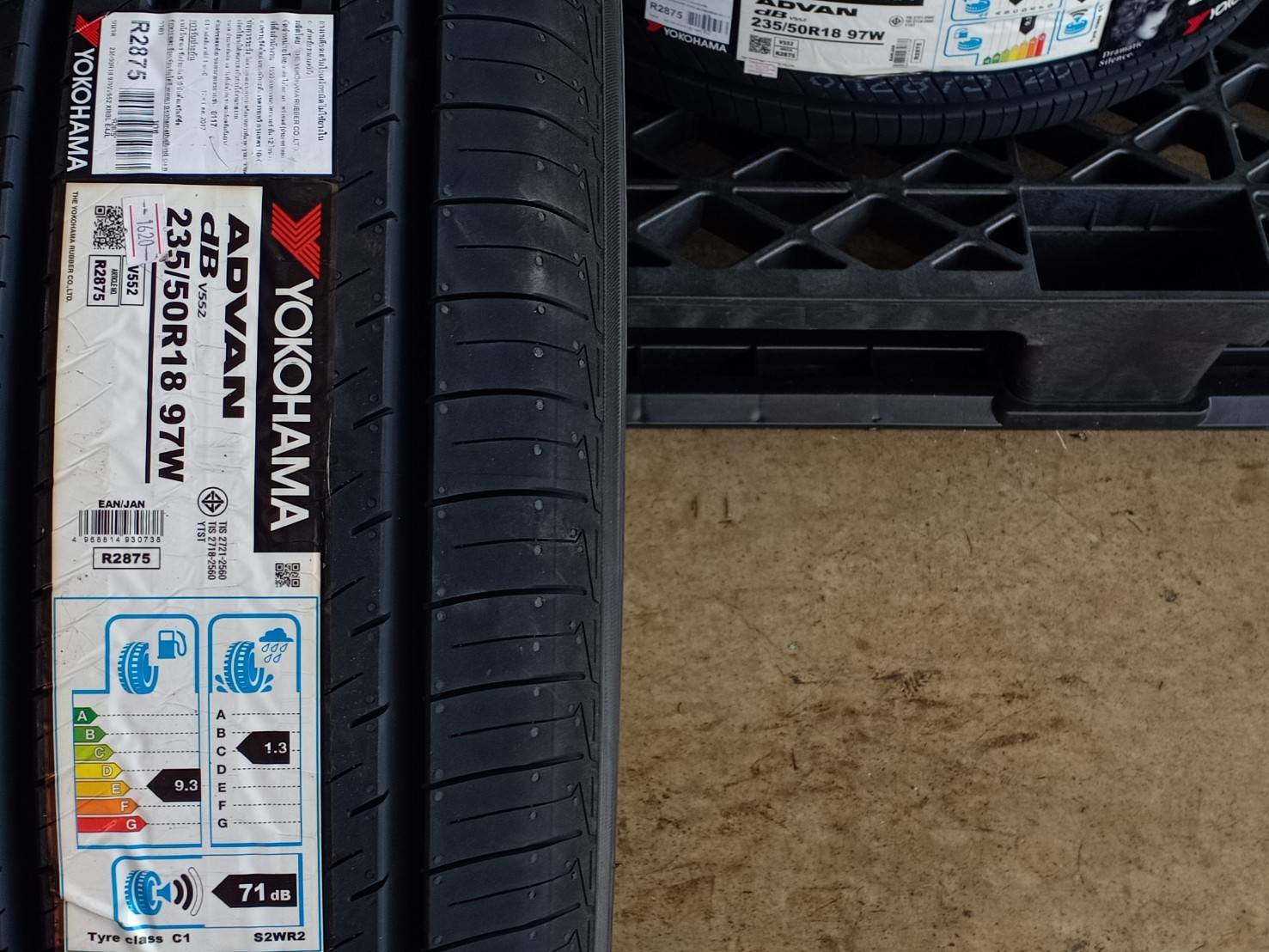 YOKOHAMA 235/50R18 ADVAN dB V552 97W MADE IN JAPAN