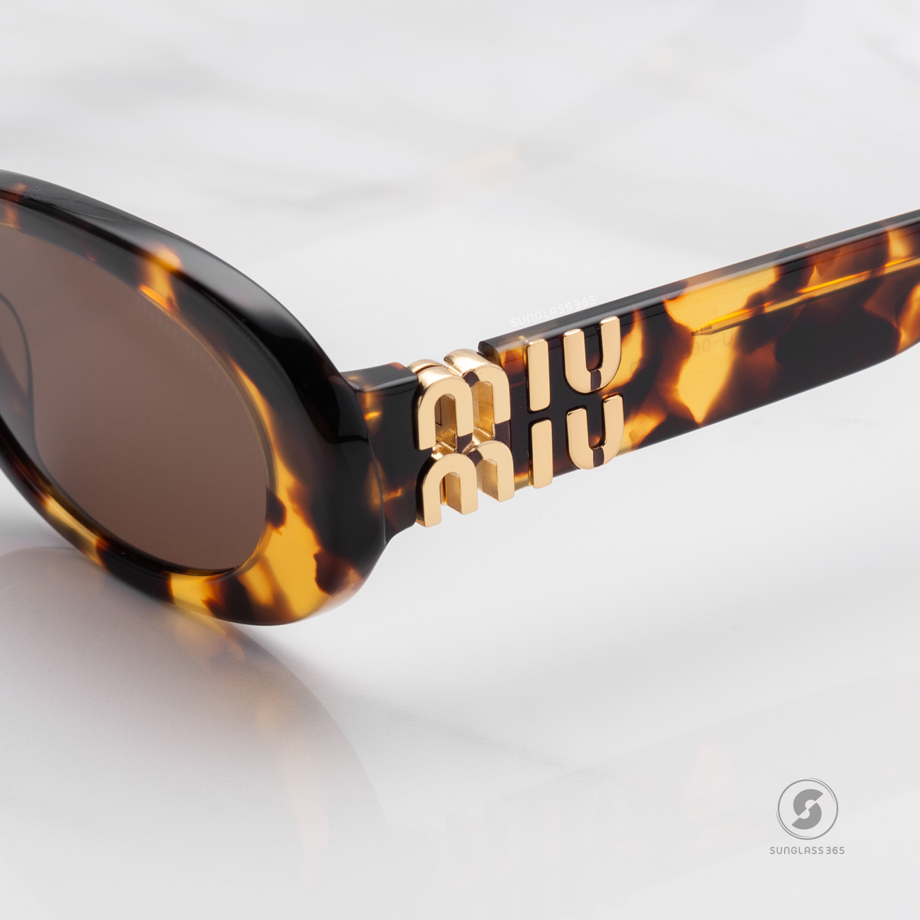 แว่นกันแดด Miu Miu MU06ZS VAU06B