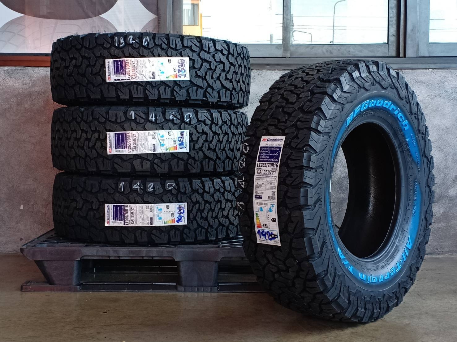 BF-GOODRICH 265/70R16 ALL TERRAIN T/A KO2 121/118S 10PR (ตัวหนังสือขาว) MADE IN THAILAND