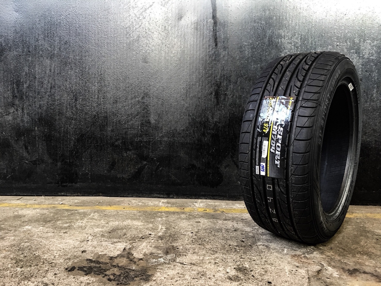 DUNLOP LM704 235W50S18 ปี18 ซื้อ2แถม2