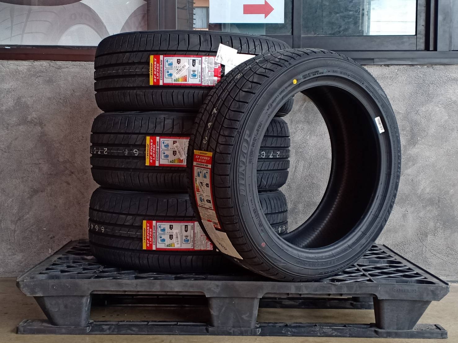 DUNLOP 235/45R18 SP SPORT LM705 94W MADE IN JAPAN