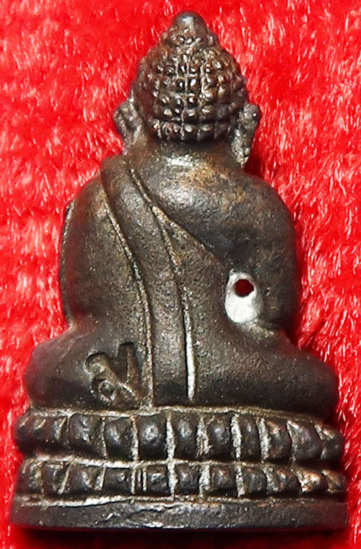 51 พระชัยวัฒน์ หลวงปู่ม่น วัดเนินตามาก จังหวัดชลบุรี ปี พ.ศ.2534 เนื้อนวโลหะ ตอกโค๊ต บูชา พร้อมกล่องเดิม จากวัด