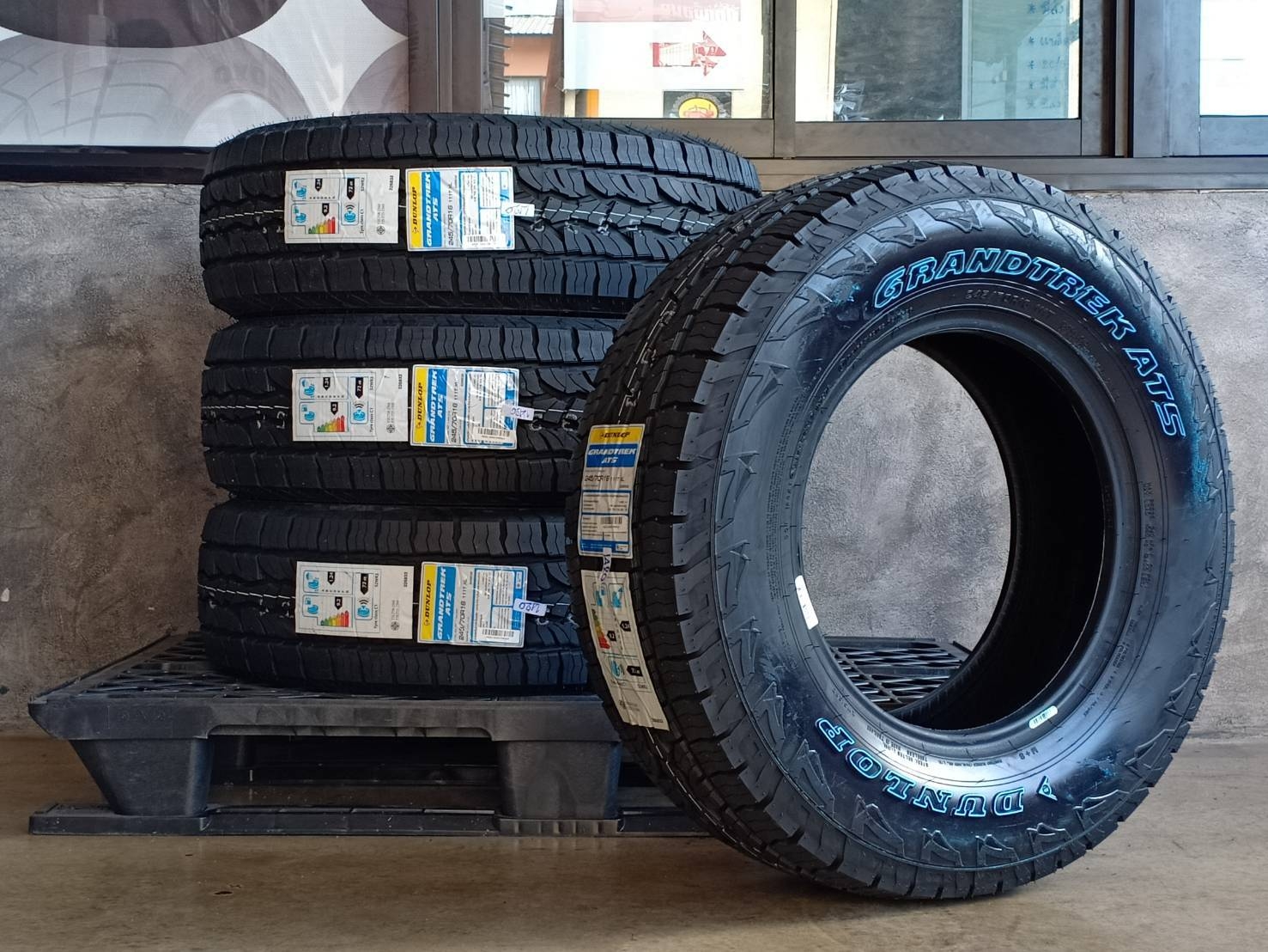 DUNLOP 245/70R16 GRANDTREK AT5 111T XL (ตัวหนังสือขาว) MADE IN THAILAND