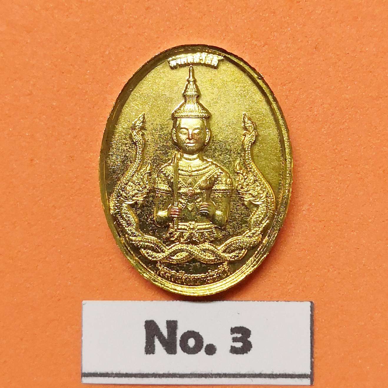 เหรียญพิมพ์เล็ก สูง 2 เซน พระเศรษฐี พระคลังมหาสมบัติ หลัง พระเศรษฐีนวโกฎิ รุ่นมงคลสวัสดิ์ วัดมงคลสวัสดิ์ ชลบุรี มหามงคลที่ระลึกประจําปี 2565 โดยอาจารย์ ลักษณ์ เรขานิเทศ สถาบันพยากรณ์ศาสตร์ เนื้อกะไหล่ทอง พร้อมกล่องเดิม