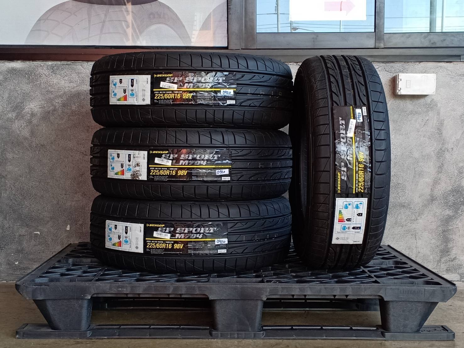 DUNLOP 225/60R16 SP SPORT LM704 98V MADE IN THAILAND