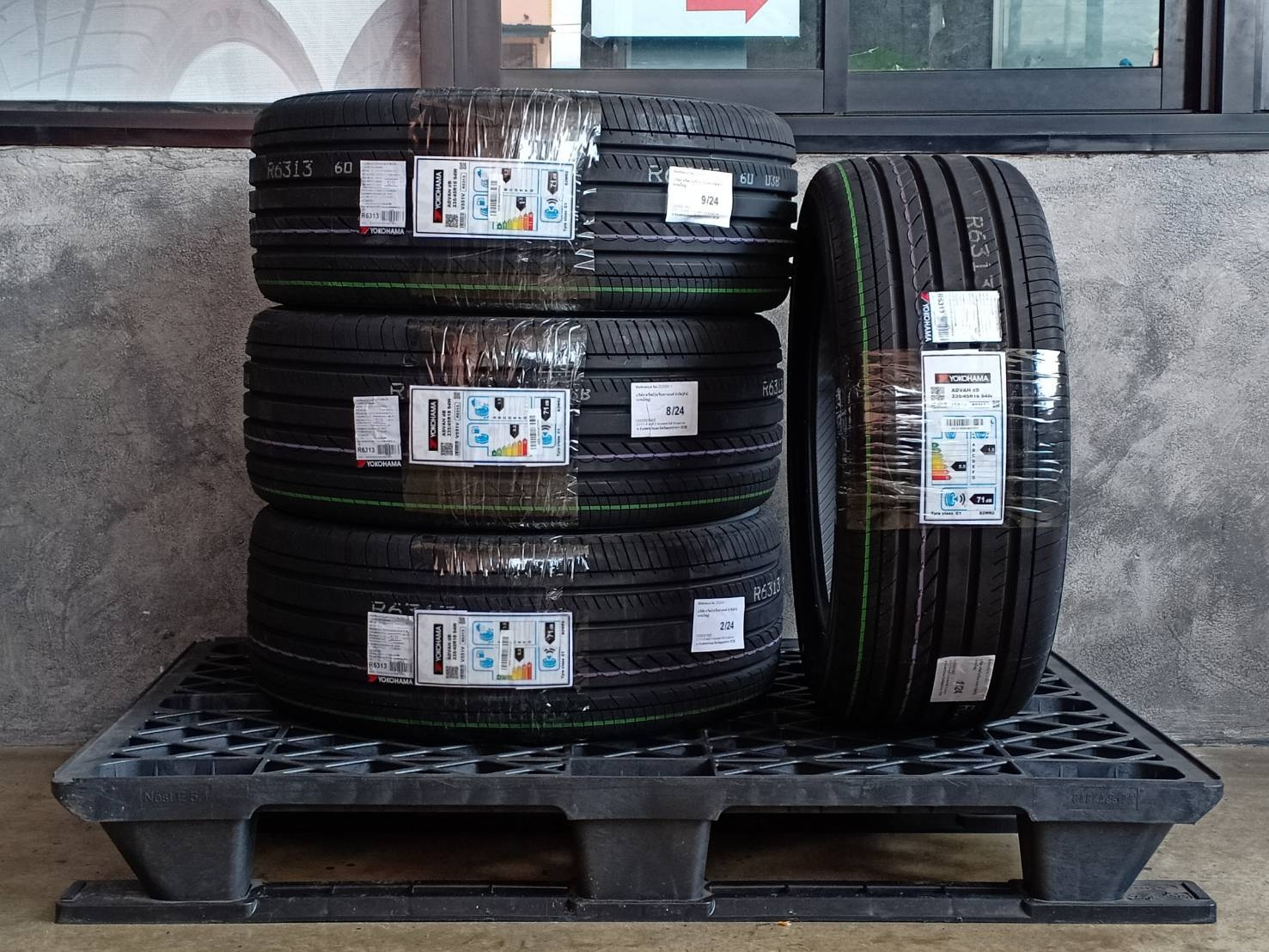 YOKOHAMA ADVAN DB V551V 235/45R18 ปี19 ปรายปี !