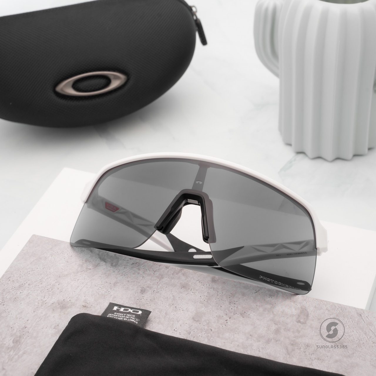 OAKLEY OO9463A-19 Sutro Lite(A) Matte White Clear Photochromic