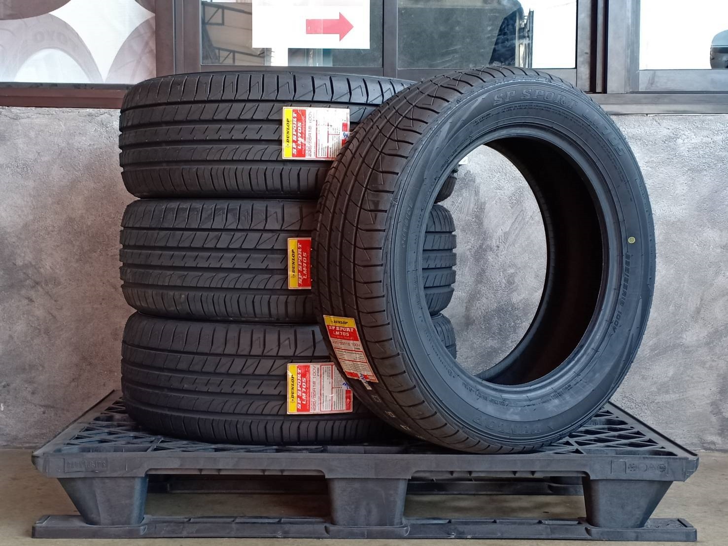 DUNLOP 235/55R18 SP SPORT LM705 100V MADE IN THAILAND