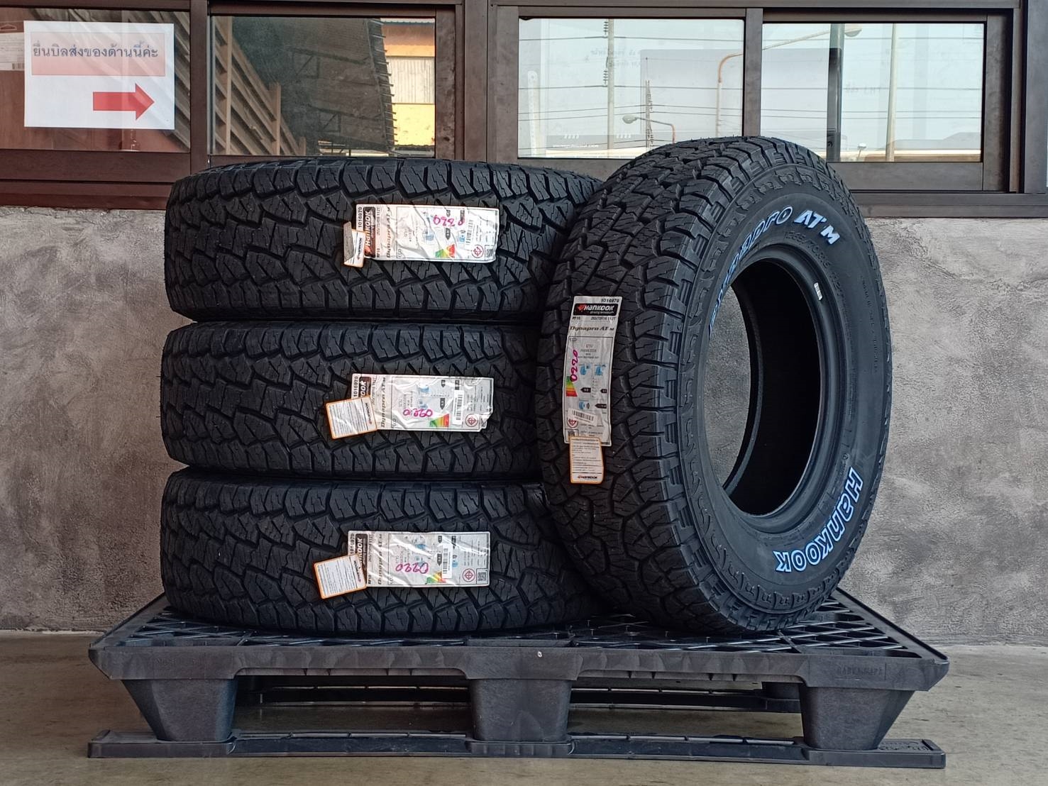 HANKOOK 265/70R16 DYNAPRO AT-M 112T (ตัวหนังสือขาว) MADE IN INDONESIA