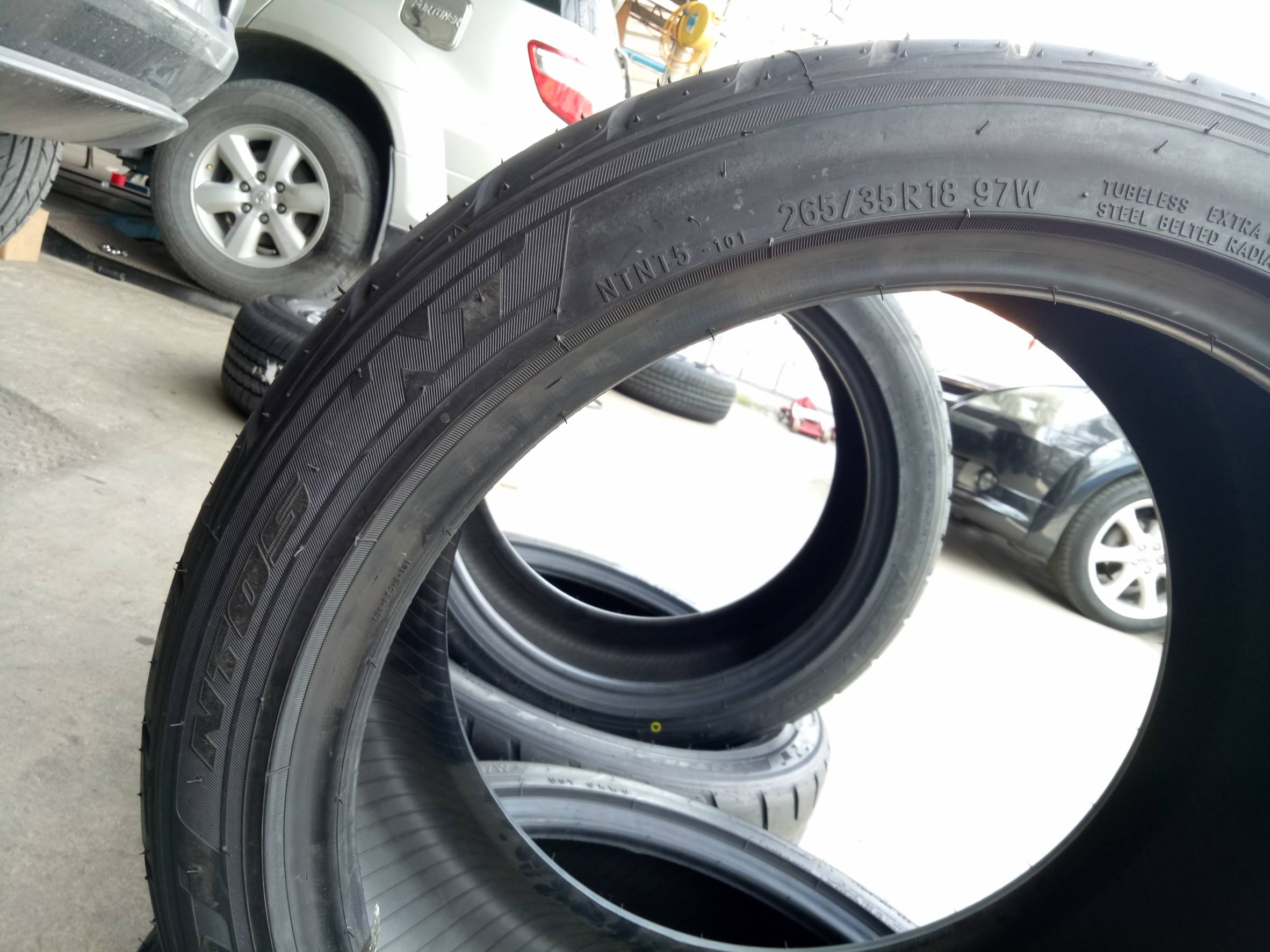 ยางใหม่ NITTO NT05 235/40-18 เส้น 3500 ปกติ เส้น 8500