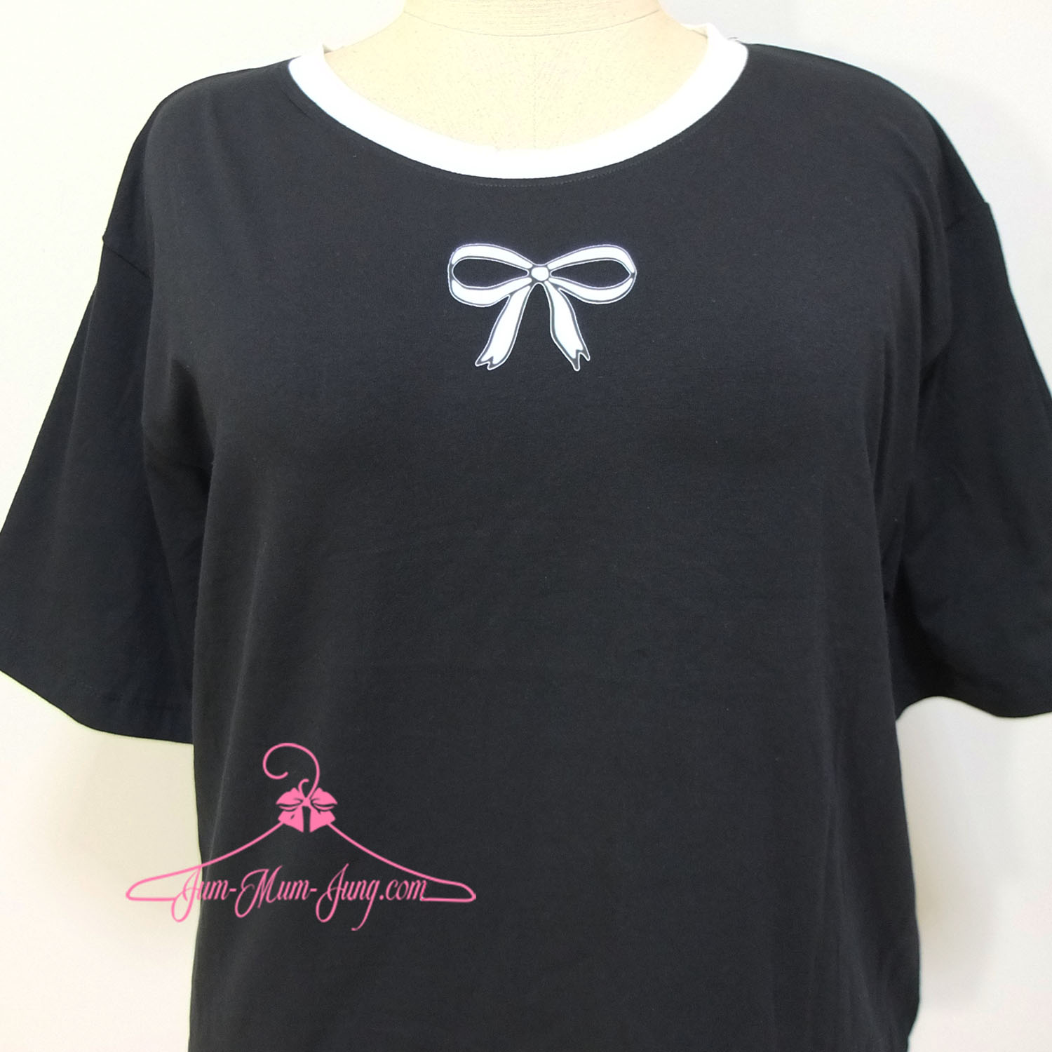 *อก50-52นิ้ว*เสื้อคนอ้วนตัวสั้นผ้ายืดสีดำขลิปสีขาวช่วงคอสกรีนลายโบว์ เนื้อผ้ายืดได้เยอะ สวยน่ารักมากๆค่ะ