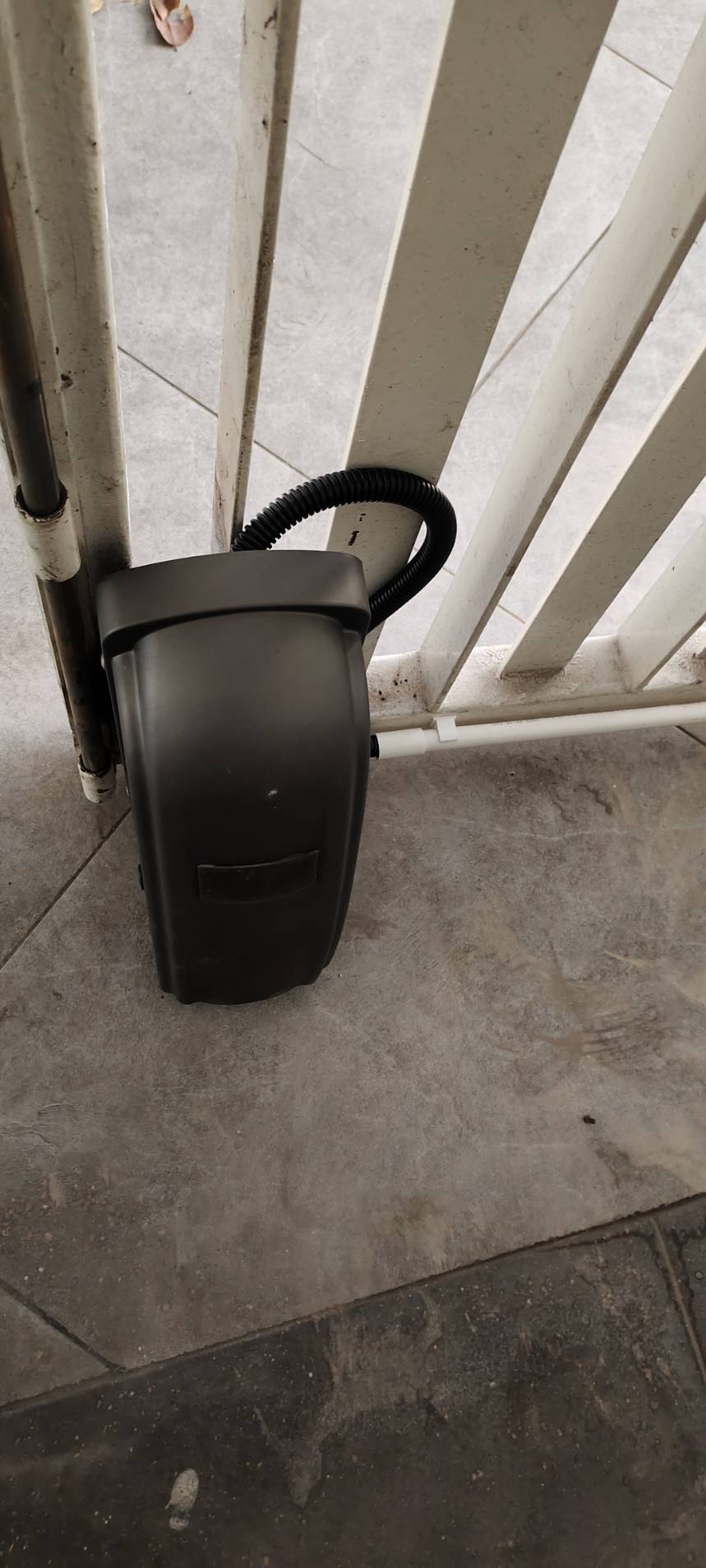 บานสวิงลูกล้อ