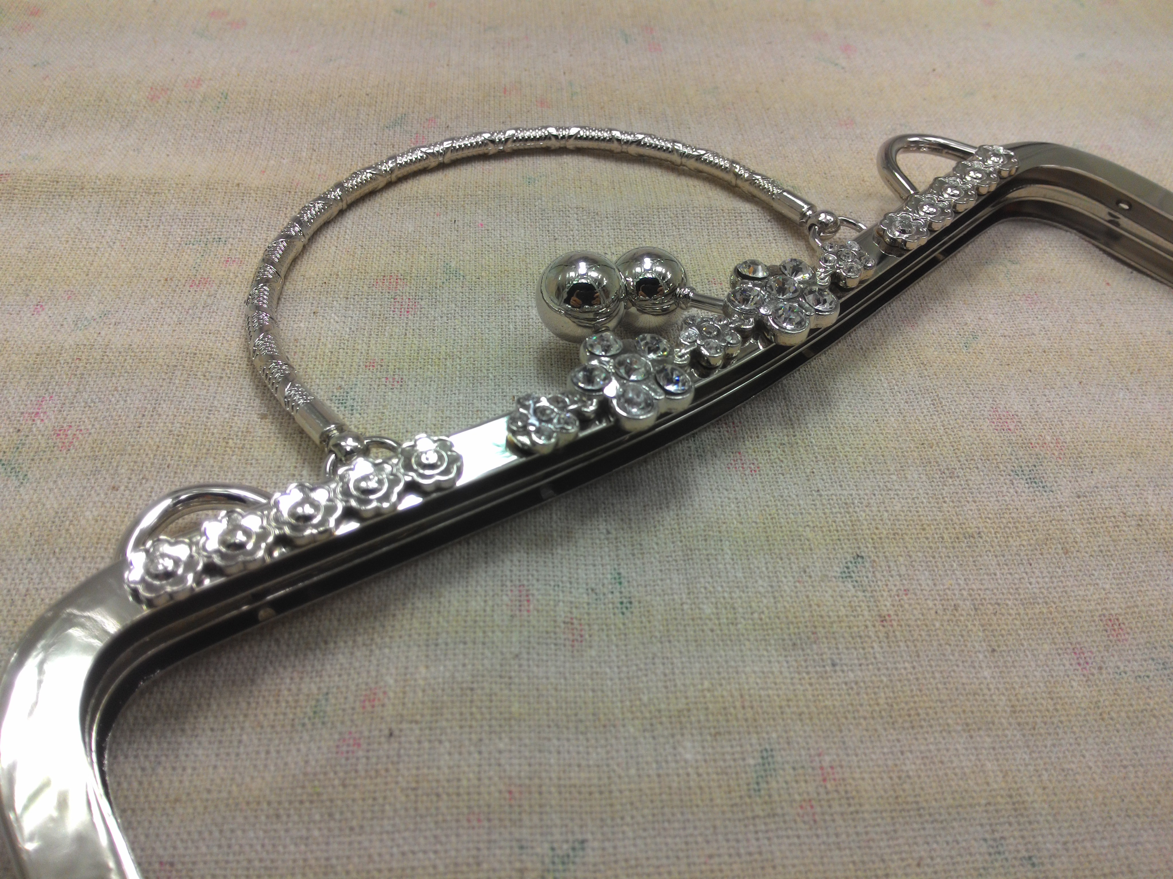 ปากกระเป๋าปิ๊กแป๊กดอกไม้8นิ้ว เงิน