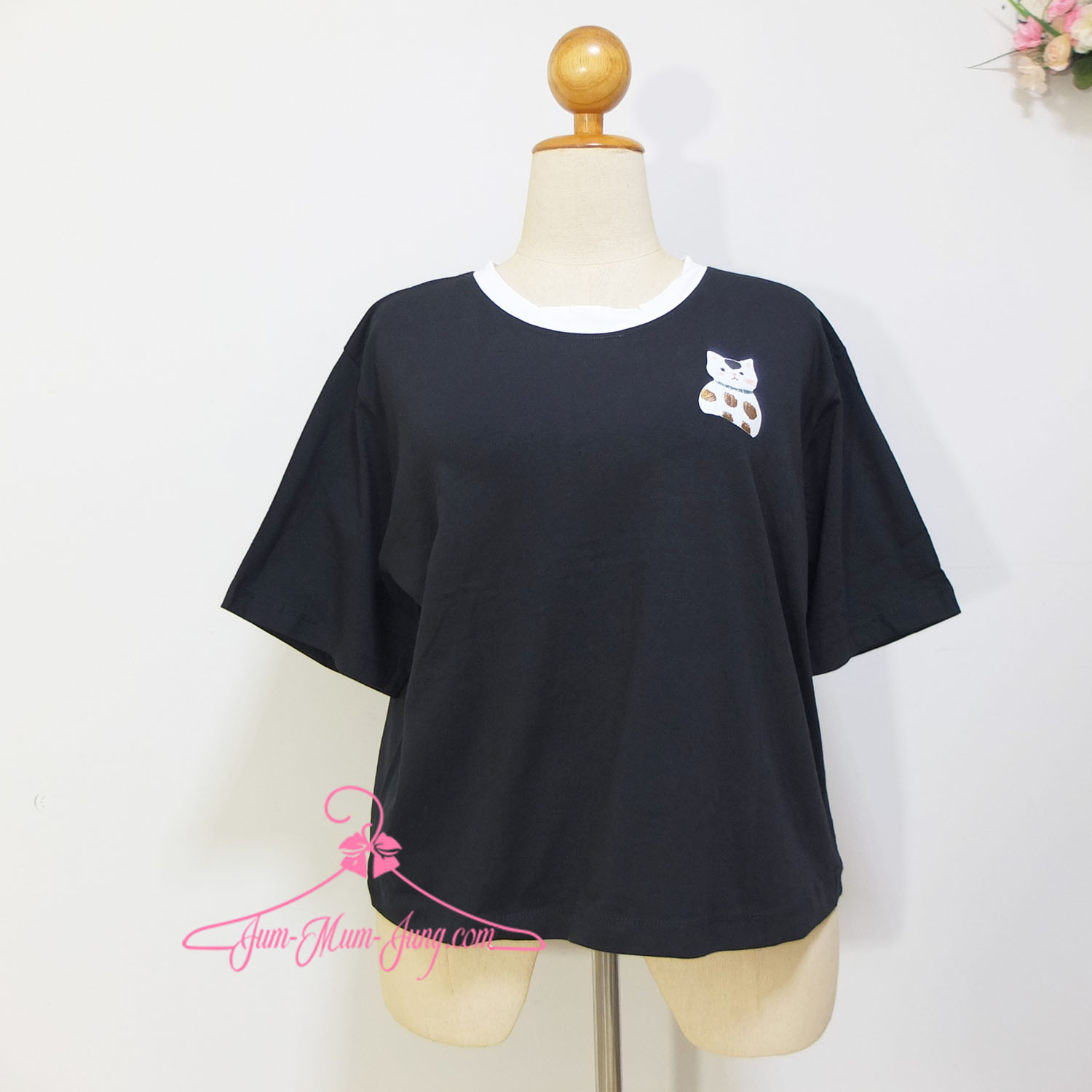 *อก50-52นิ้ว*เสื้อคนอ้วนตัวสั้นผ้ายืดสีดำขลิปสีขาวช่วงคอสกรีนลายแมว เนื้อผ้ายืดได้เยอะ สวยน่ารักมากๆค่ะ