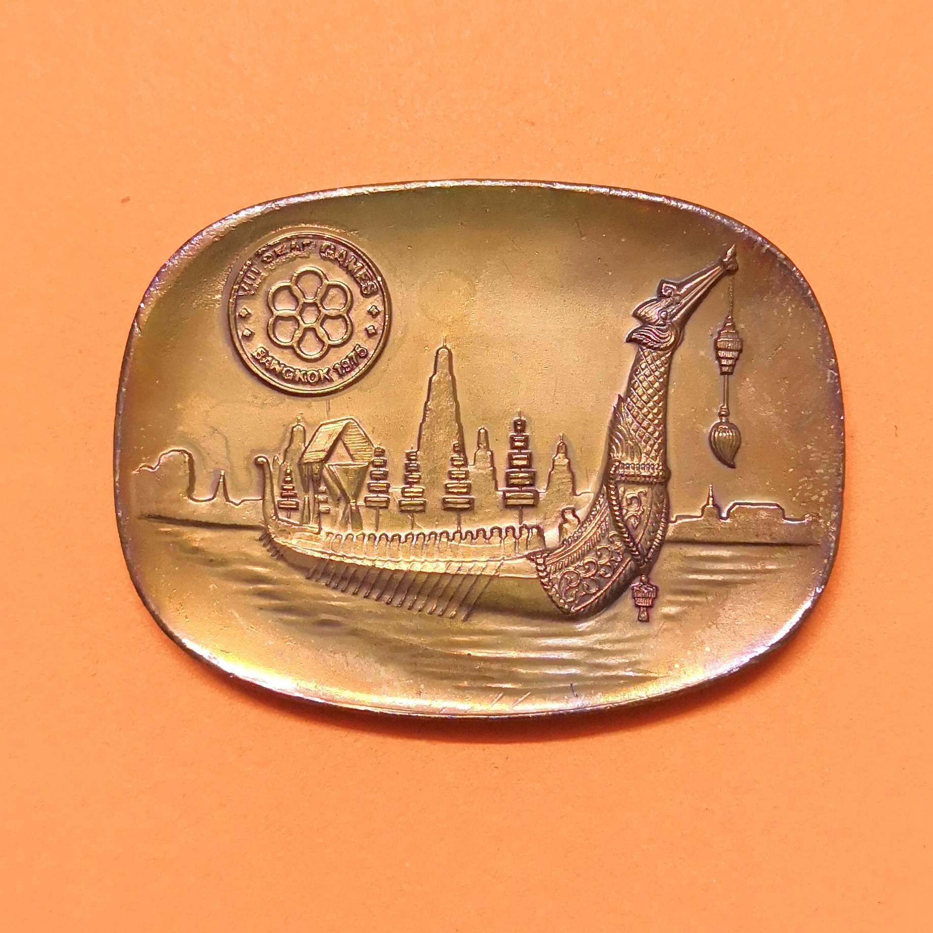 เหรียญพิมพ์ใหญ่ เรือพระที่นั่งสุพรรณหงส์ ที่ระลึกการแข่งขันกีฬาแหลมทอง ครั้งที่ 8 พศ 2518 (8th SEAP GAMES BANGKOK 1975) เนื้อทองแดง ขนาดกว้าง 5 เซน สูง 3.7 เซน