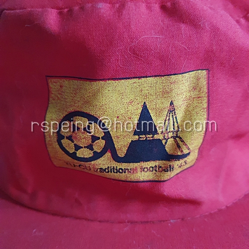 หมวกปีกคลุมหลังศีรษะสีแดง งานฟุตบอลประเพณีจุฬา-ธรรมศาสตร์ ครั้งที่ 43