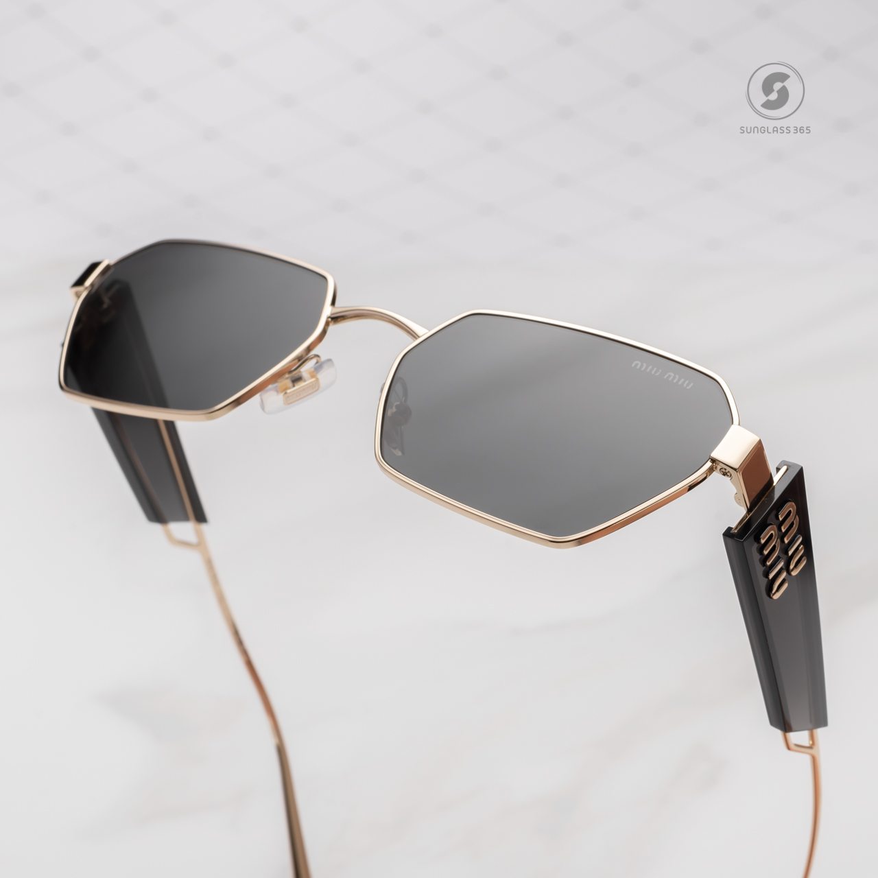 แว่นกันแดด Miu Miu MU53WSF ZVN5S0