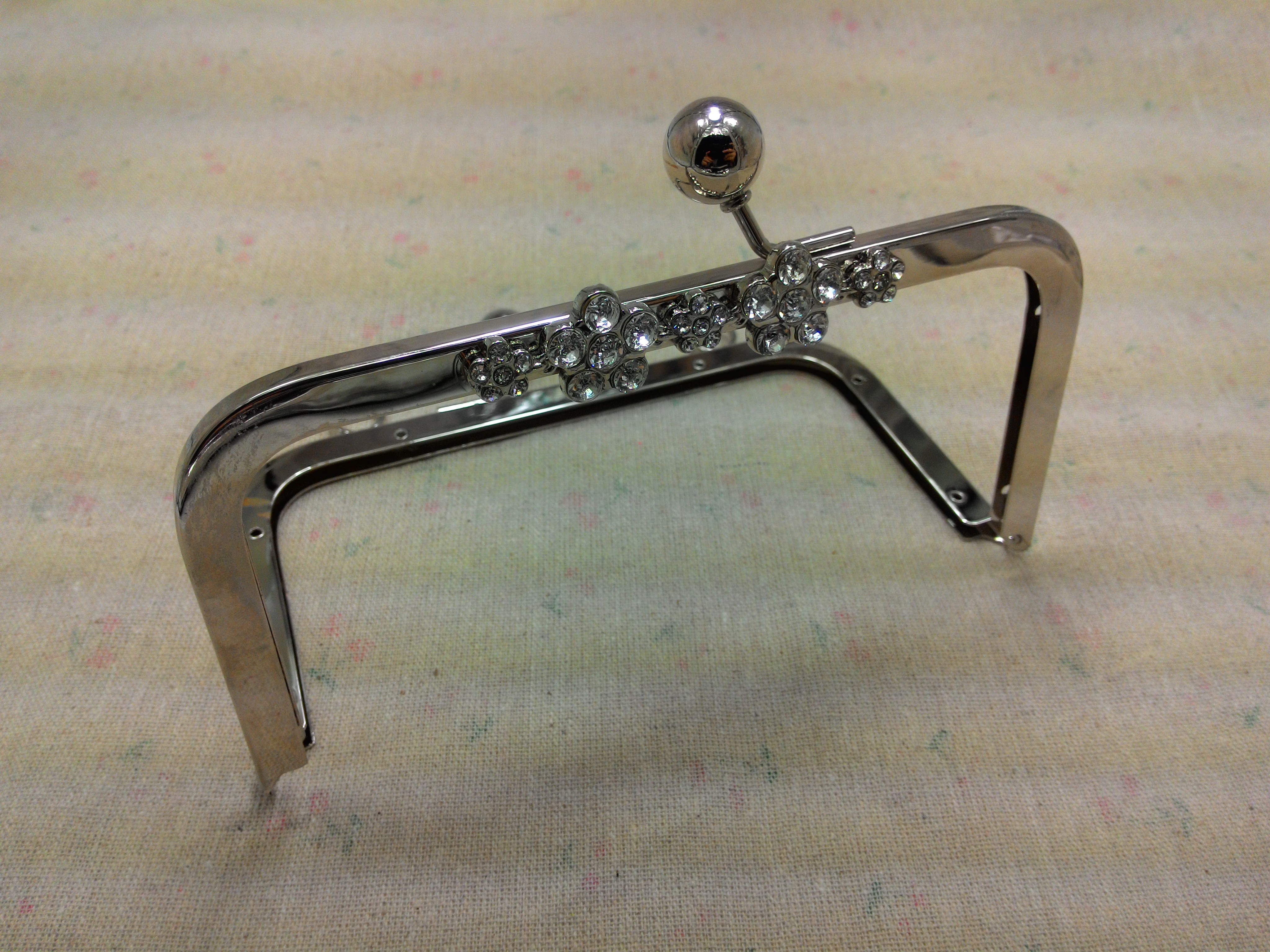 ปากกระเป๋าปิ๊กแป๊กดอกไม้6นิ้ว เงิน