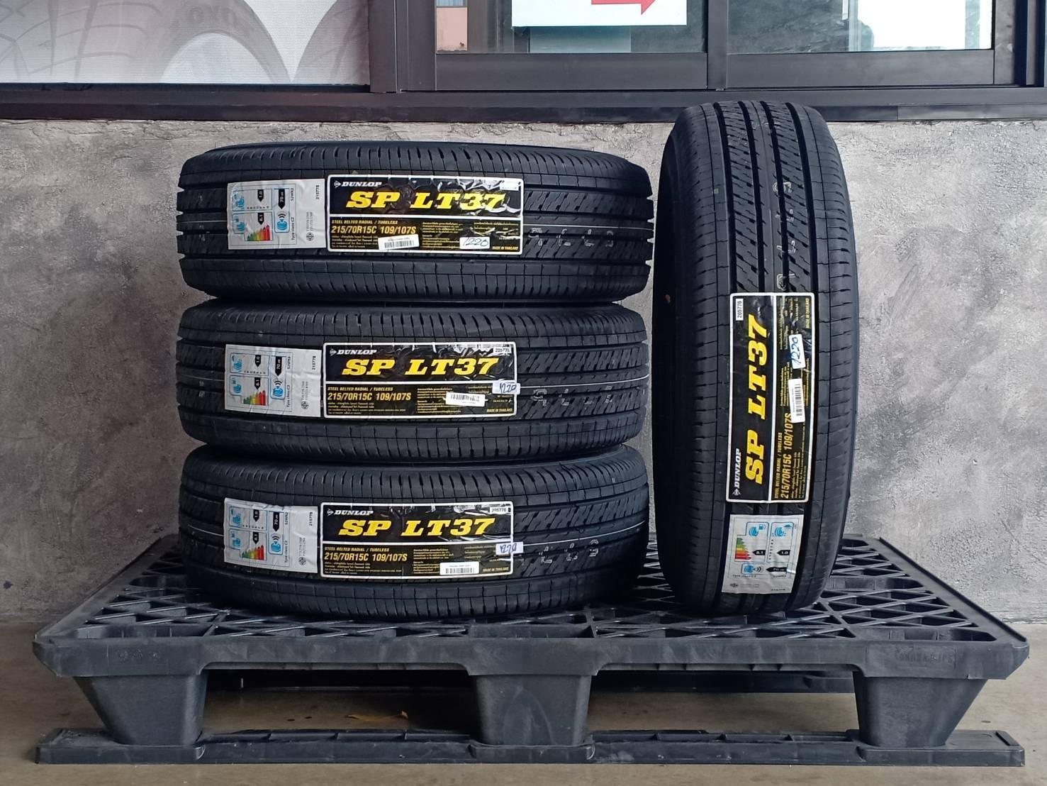 DUNLOP 215/70R15 SP LT37 109/107S MADE IN THAILAND