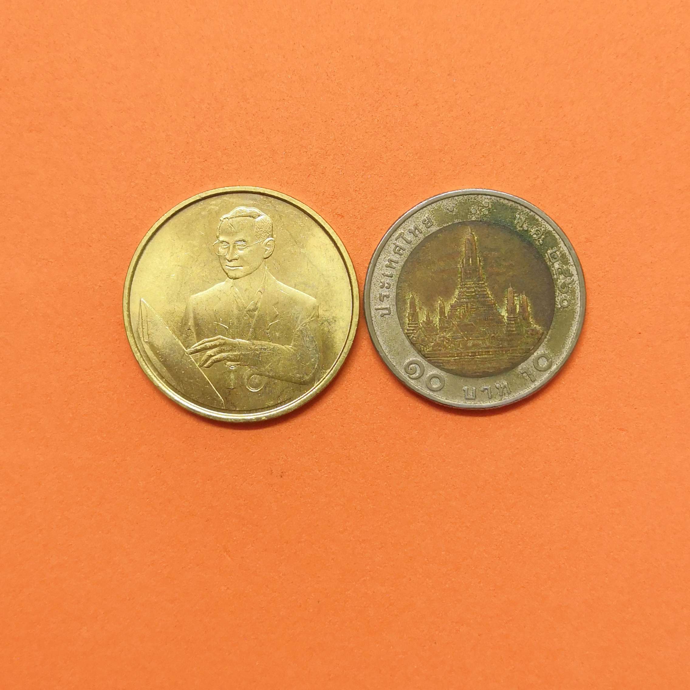เหรียญ รัชกาลที่ 9 Long Live The King ที่ระลึกโครงการในพระราชดำริ เฉลิมพระเกียรติ 60 ปี บรมราชาภิเษก เนื้อทองนอร์ดิก ขนาด 2.7 เซน ผลิตที่ประเทศฟินแลนด์ (เหรียญรุ่นนี้จะมีรอยจากการผลิตทุกเหรียญครับ)