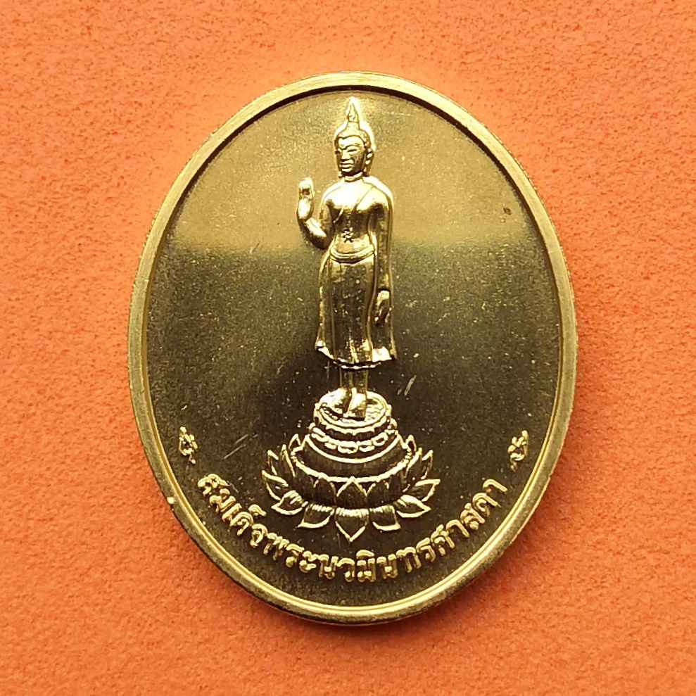 เหรียญพิมพเล็ก สมเด็จพระนวมินทรศาสดา วัดนวมินทราชูทิศ สหรัฐอเมริกา ที่ระลึกฉลองสิริราชสมบัติ ครบ 60 ปี ในหลวงรัชกาลที่ 9 พศ 2549 เหรียญกะไหล่ทอง สูง 2.1 เซน บล็อกกษาปณ์