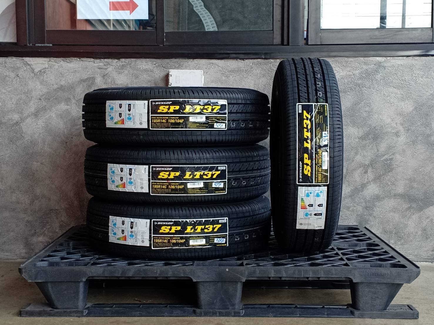 DUNLOP 195R14 SP LT37 ต้องการส่วนลดราคาพิเศษ กรุณาสอบถาม