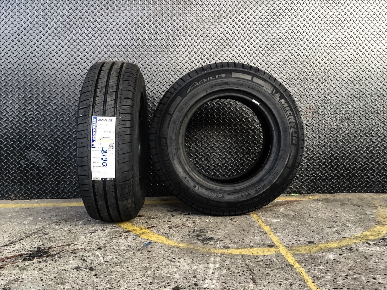 MICHELIN AGILIS 215-70-15 เส้น 2900 เท่านั้น