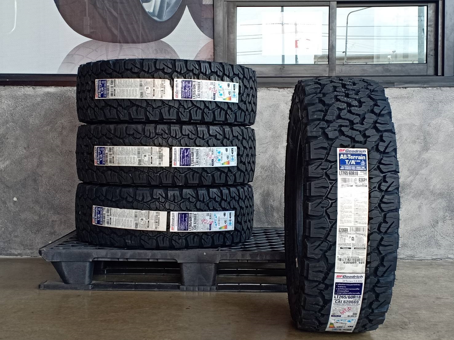 BF-GOODRICH 265/60R18 ALL TERRAIN T/A KO2 119/116S 810PR (ตัวหนังสือดำ) MADE IN U.S.A.