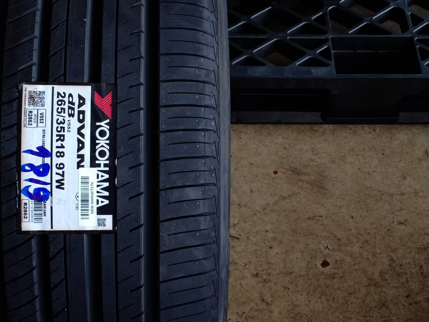 YOKOHAMA 265/35R18 ADVAN dB V552 97W MADE IN JAPAN