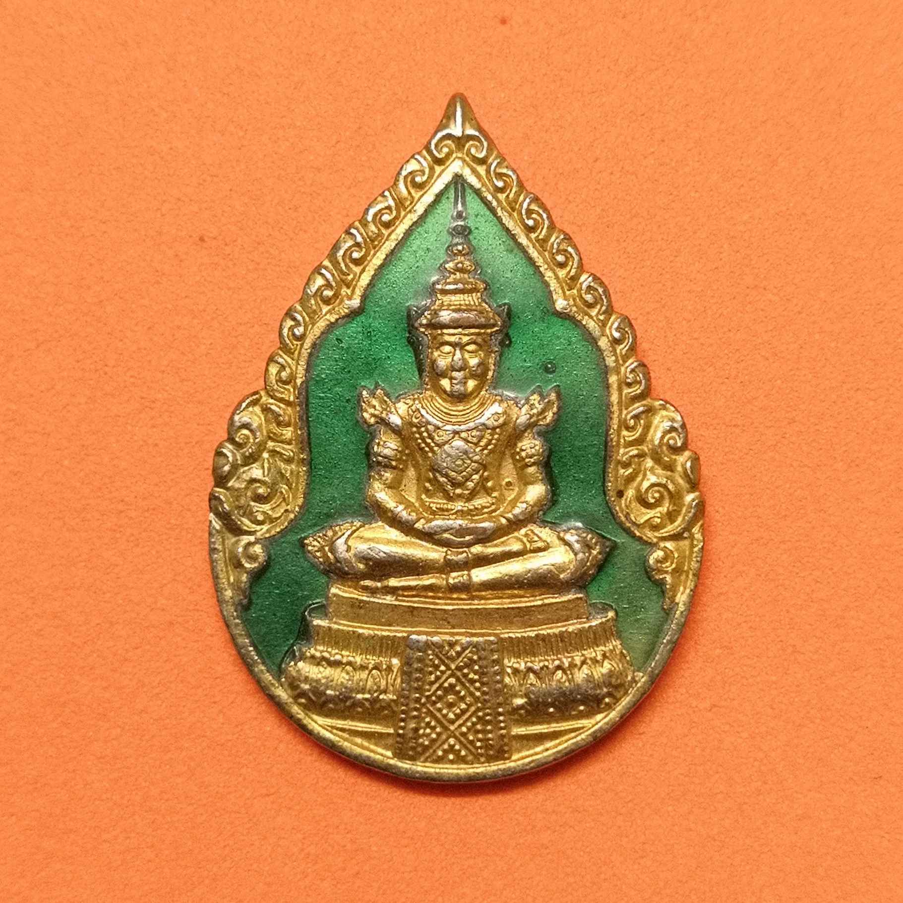เหรียญ พระแก้วมรกต เครื่องทรงฤดูร้อน ที่ระลึกปีกาญจนาภิเษก พิธีพุทธาภิเษก ณ พระอุโบสถวัดพระศรีรัตนศาสดาราม 2 ธันวาคม 2539 ขนาดสูง 3 เซน