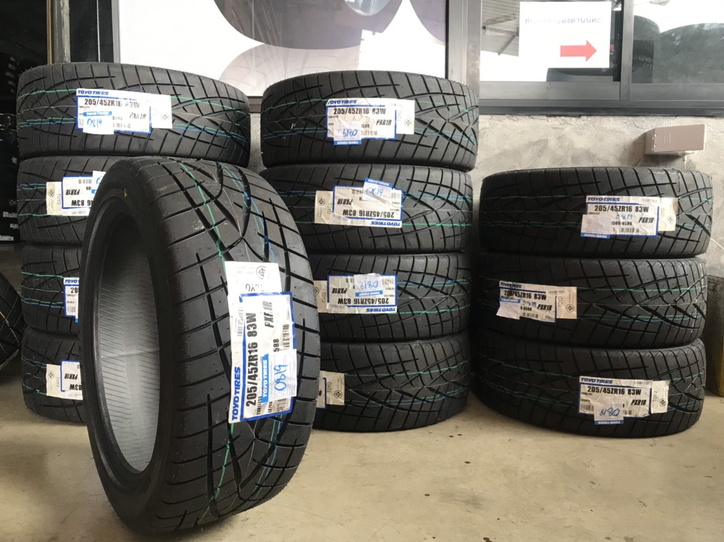 ยางใหม่ TOYO R1R 205/45-16 ราคาถูก