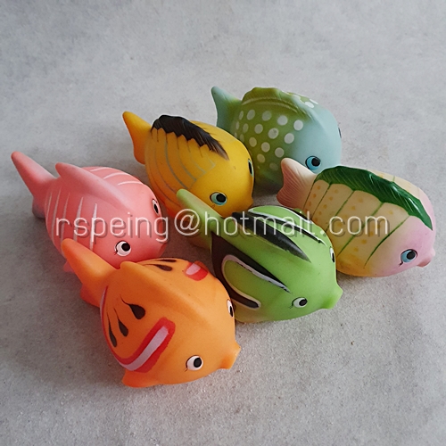 ของเล่นลอยน้ำวินเทจ บีบมีเสียง ฝูงปลายาง 6 ตัว (มี 2 ตัวไม่มีเสียง)
