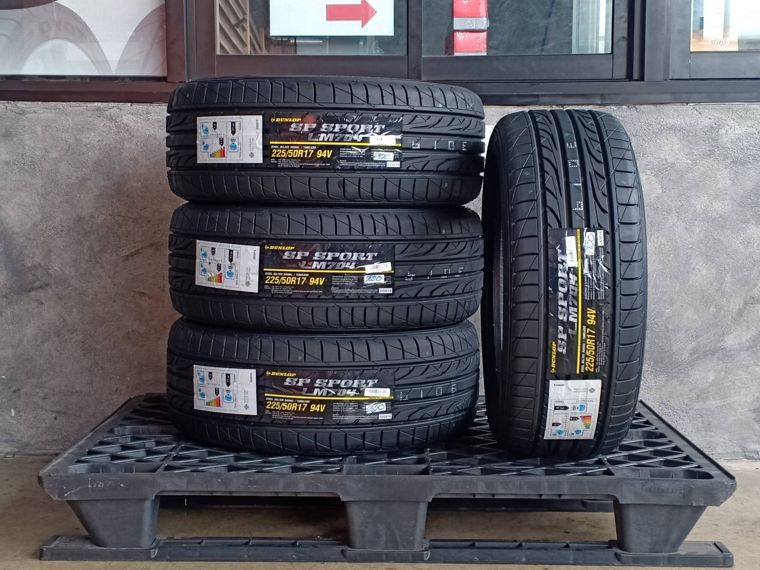 DUNLOP 225/50R17 SP SPORT LM704 94V MADE IN THAILAND