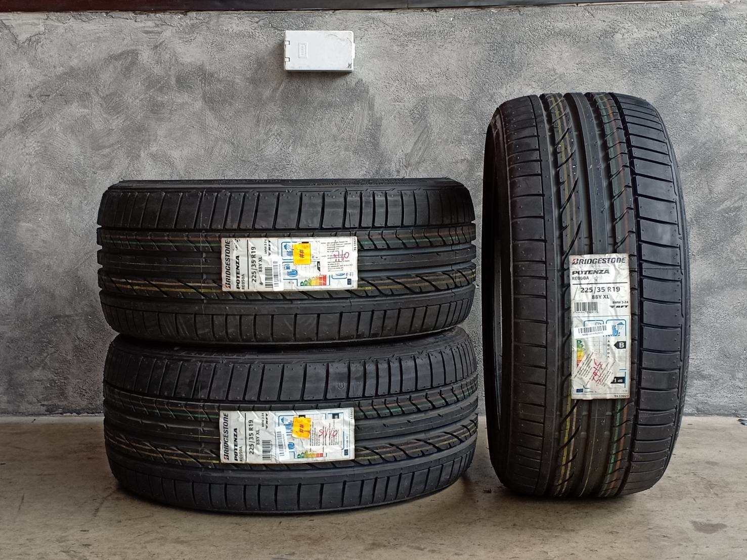BRIDGESTONE RE050A RFT 225/35-19 เส้น 4000 ปกติ 12000 ปี15