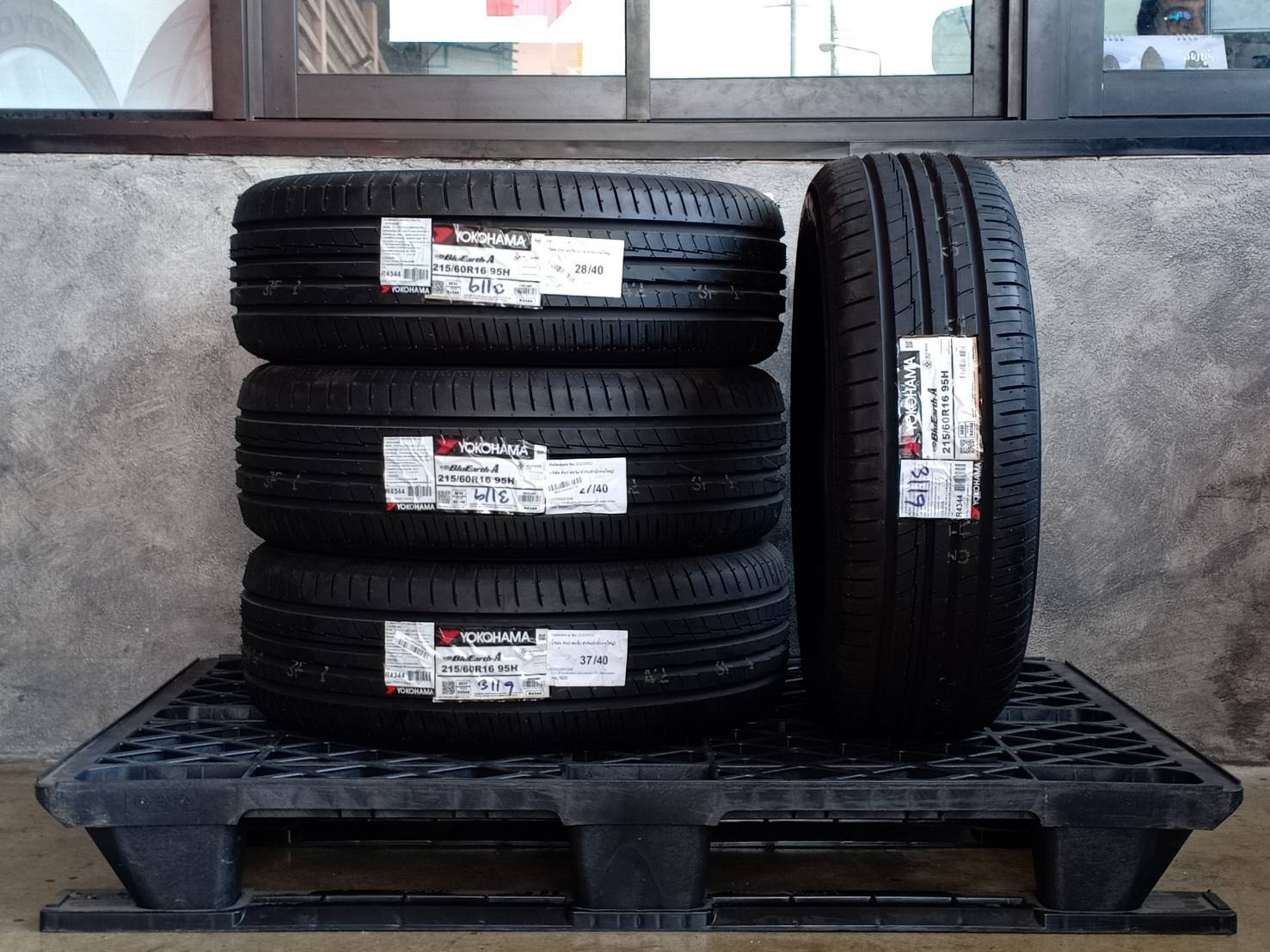 YOKOHAMA BLUEARTH-A AE50 215/60R16 95H JAPA